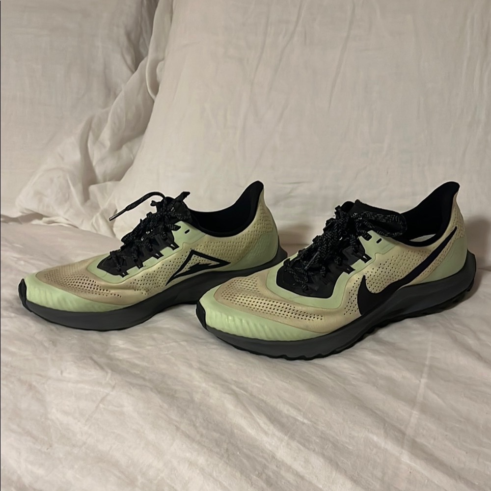 Nike Trail - Pegasus 36. Neon green and black trail running shoes.